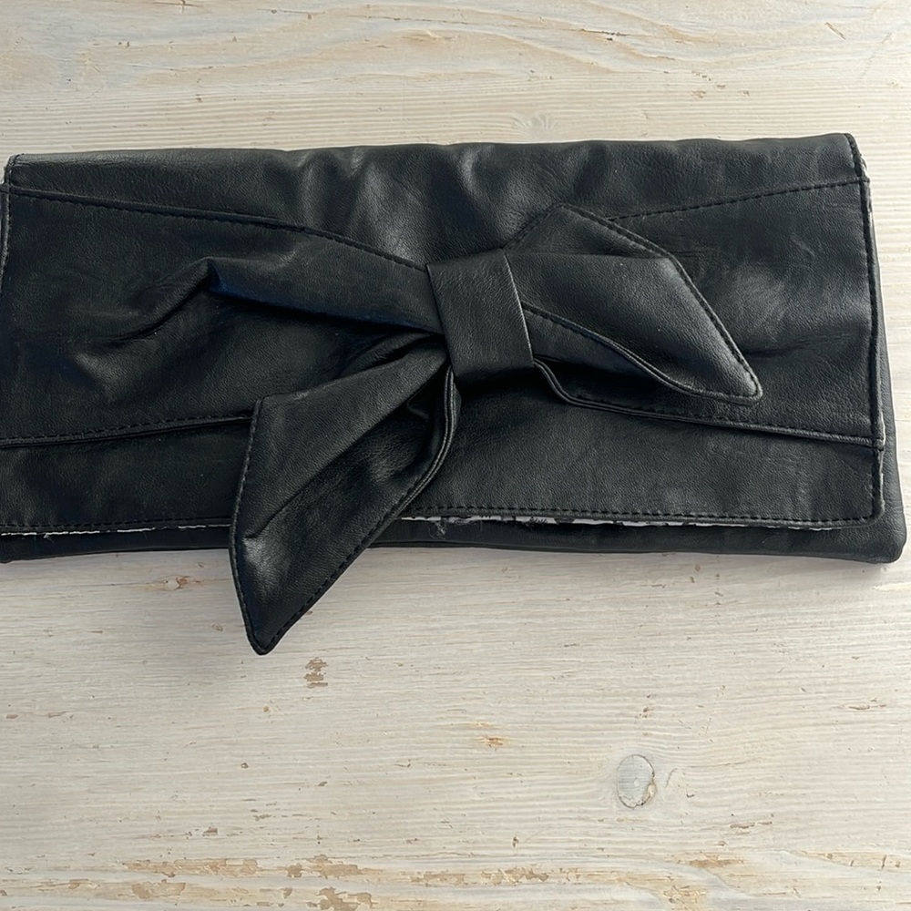 Vintage 1980s faux black leather clutch with large bow - Picture 2 of 6